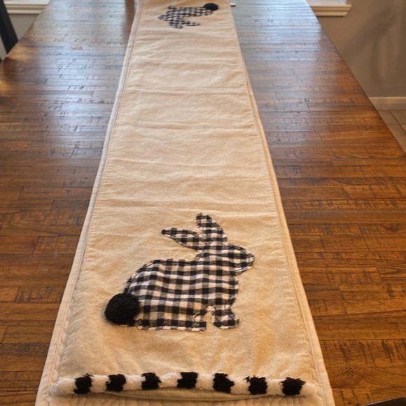 Buffalo check Pillow and Table runner. - Picture 4 of 8